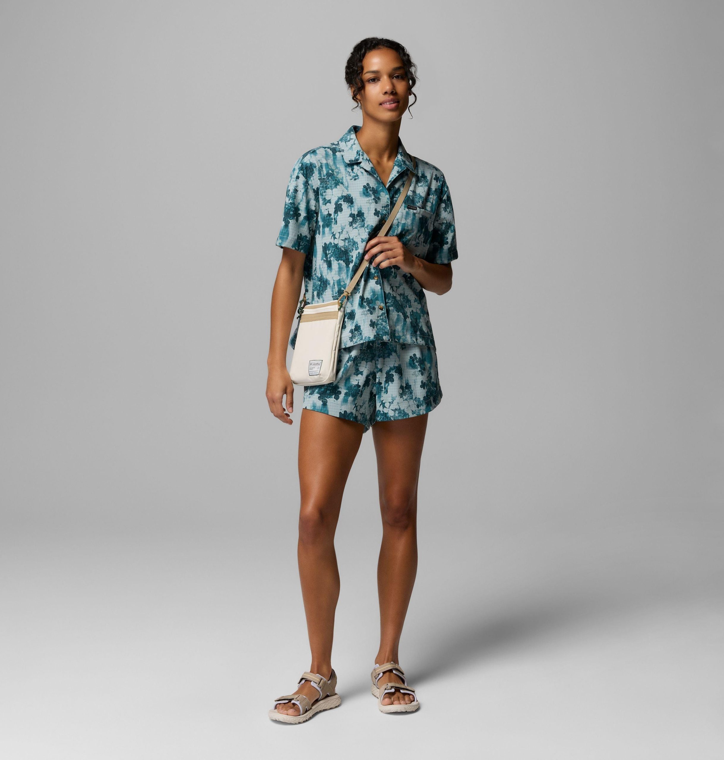 vrouwen zijn dol op korte broeken met zomerprint.