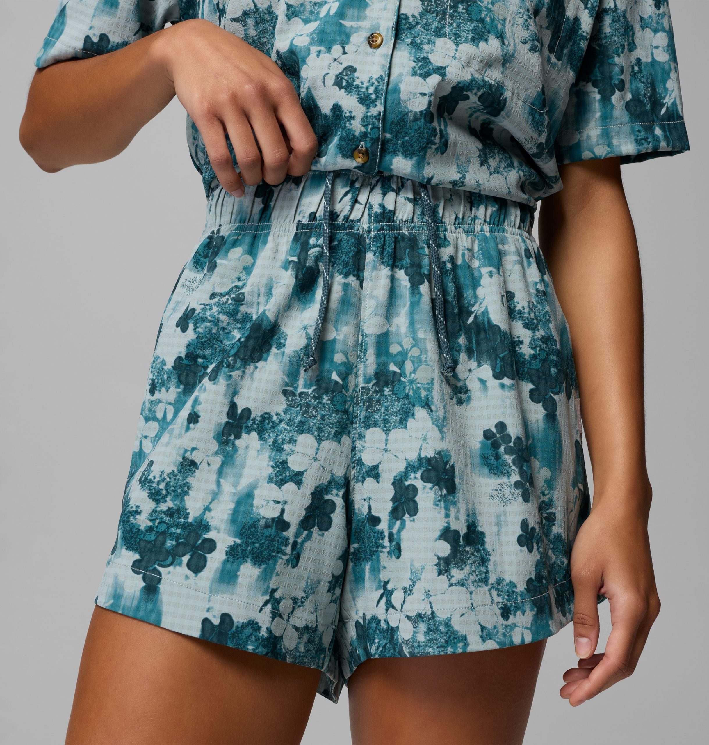 vrouwen zijn dol op korte broeken met zomerprint.