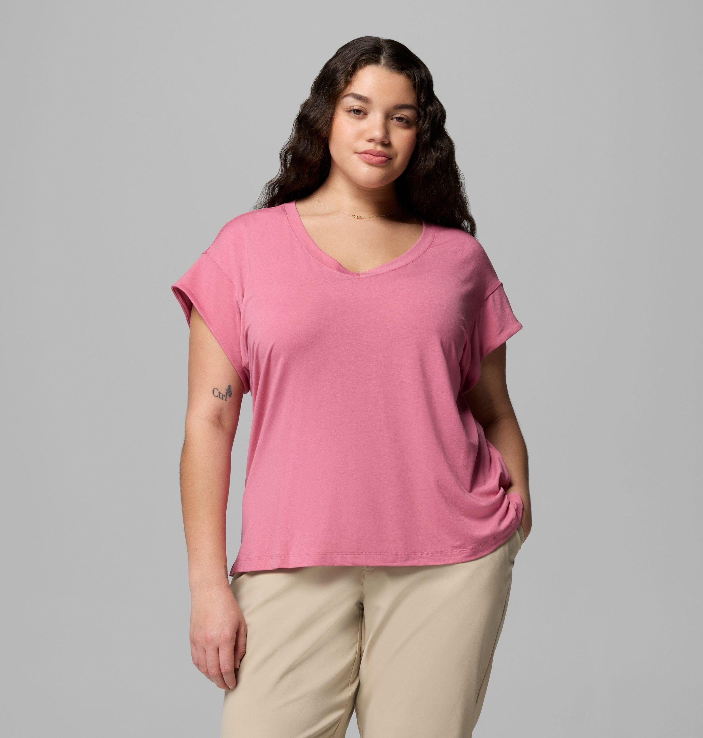 dames t-shirt met v-hals en korte mouwen van daniela falls - plus size