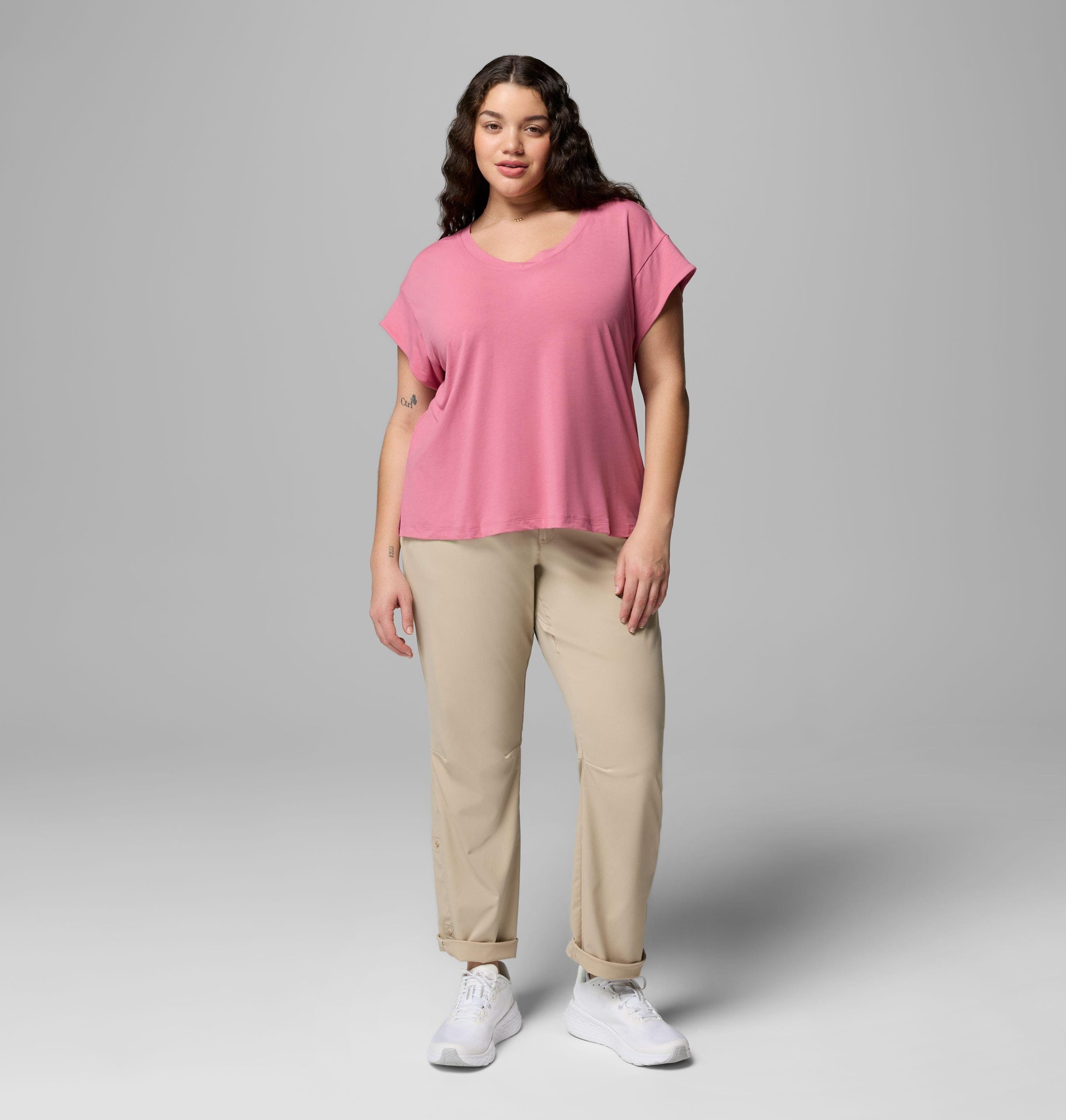 dames t-shirt met v-hals en korte mouwen van daniela falls - plus size
