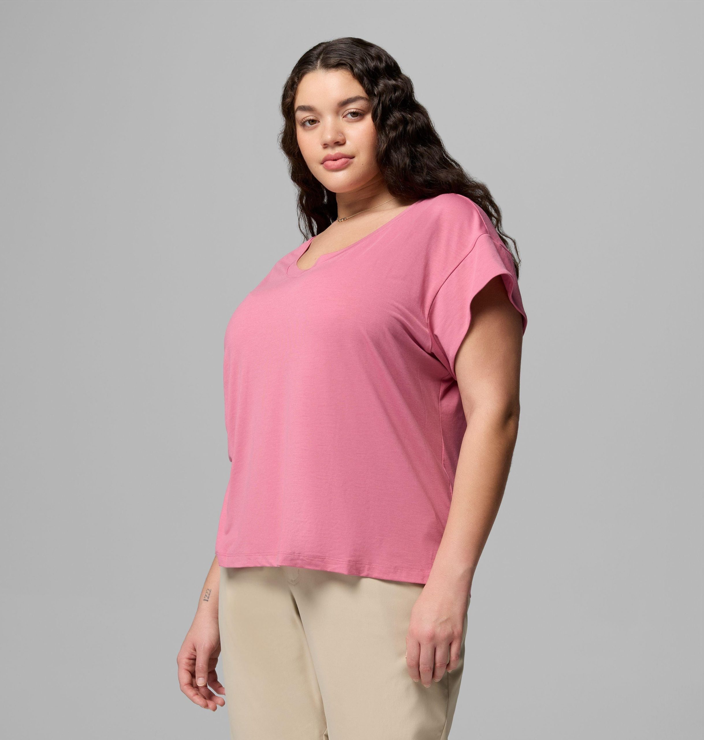 dames t-shirt met v-hals en korte mouwen van daniela falls - plus size