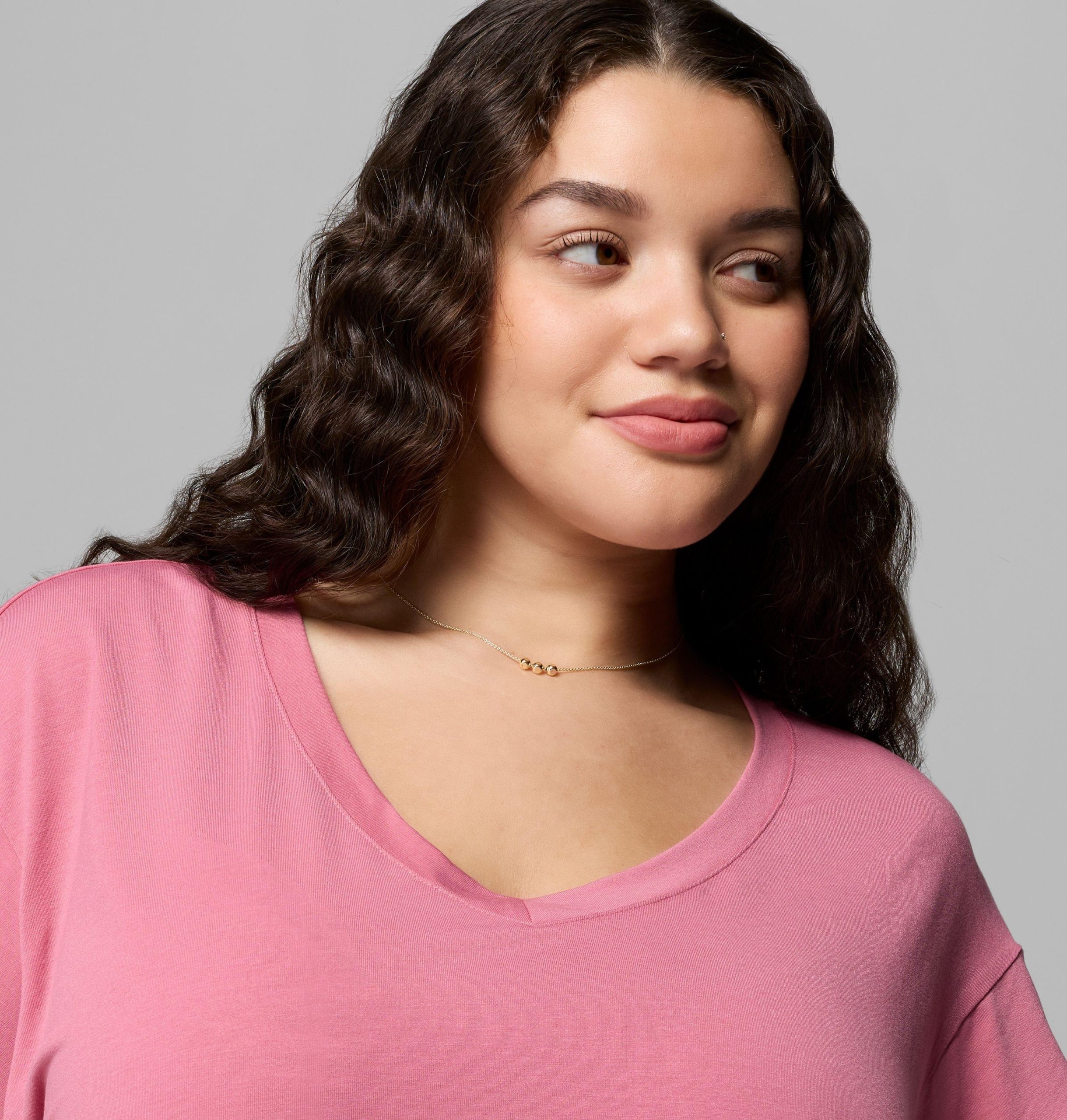 dames t-shirt met v-hals en korte mouwen van daniela falls - plus size