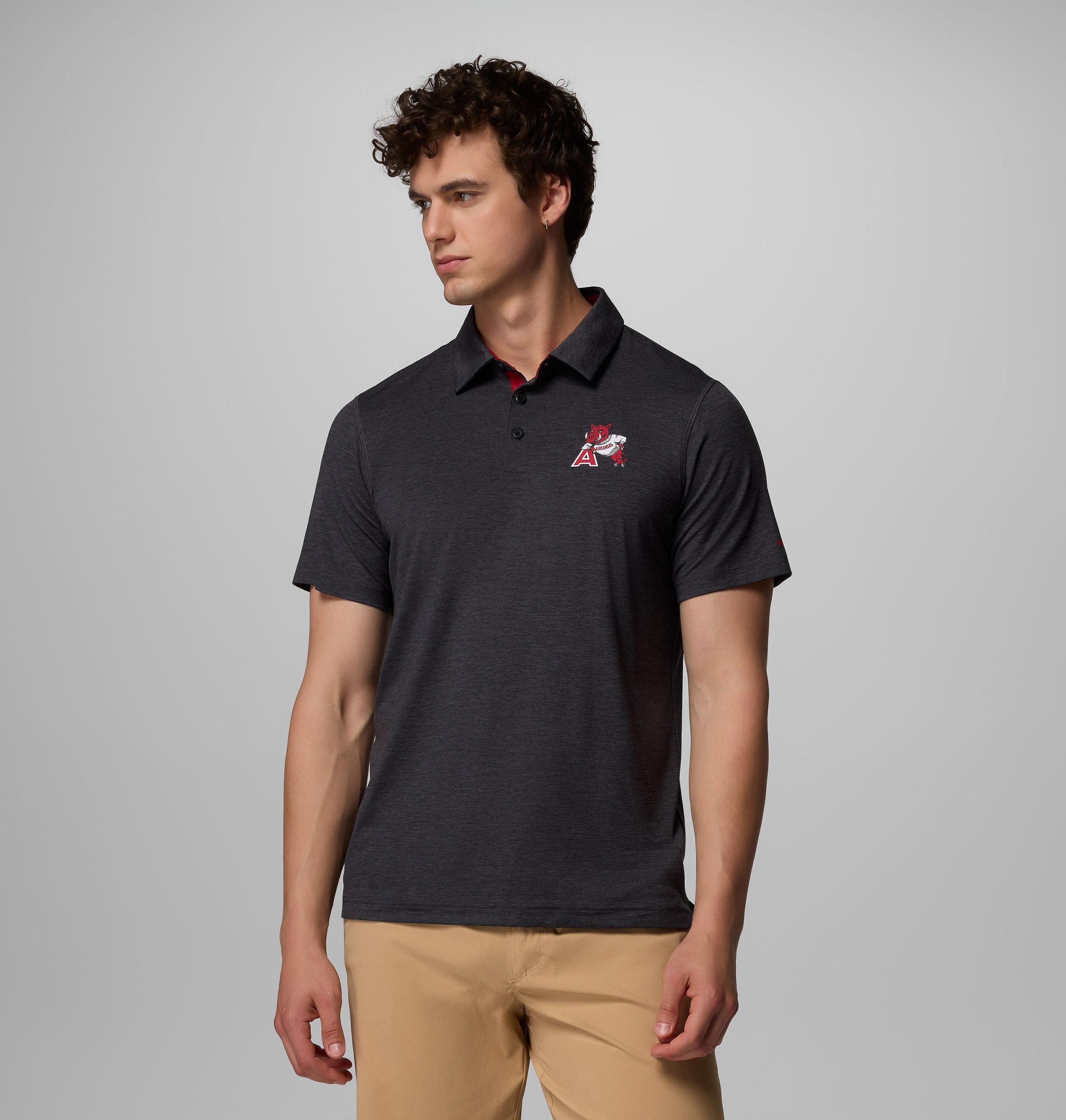 heren collegiate tech trail polo - arkansas