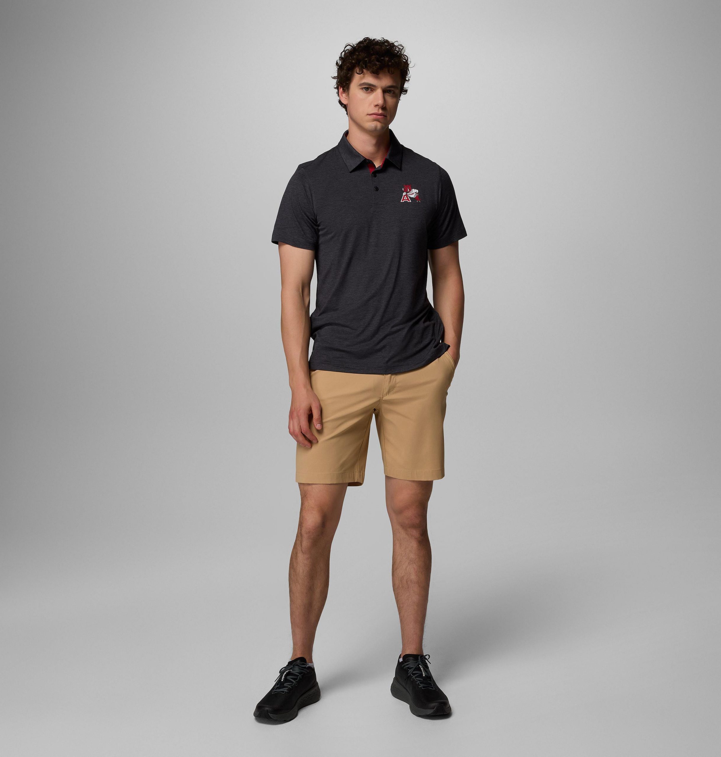 heren collegiate tech trail polo - arkansas