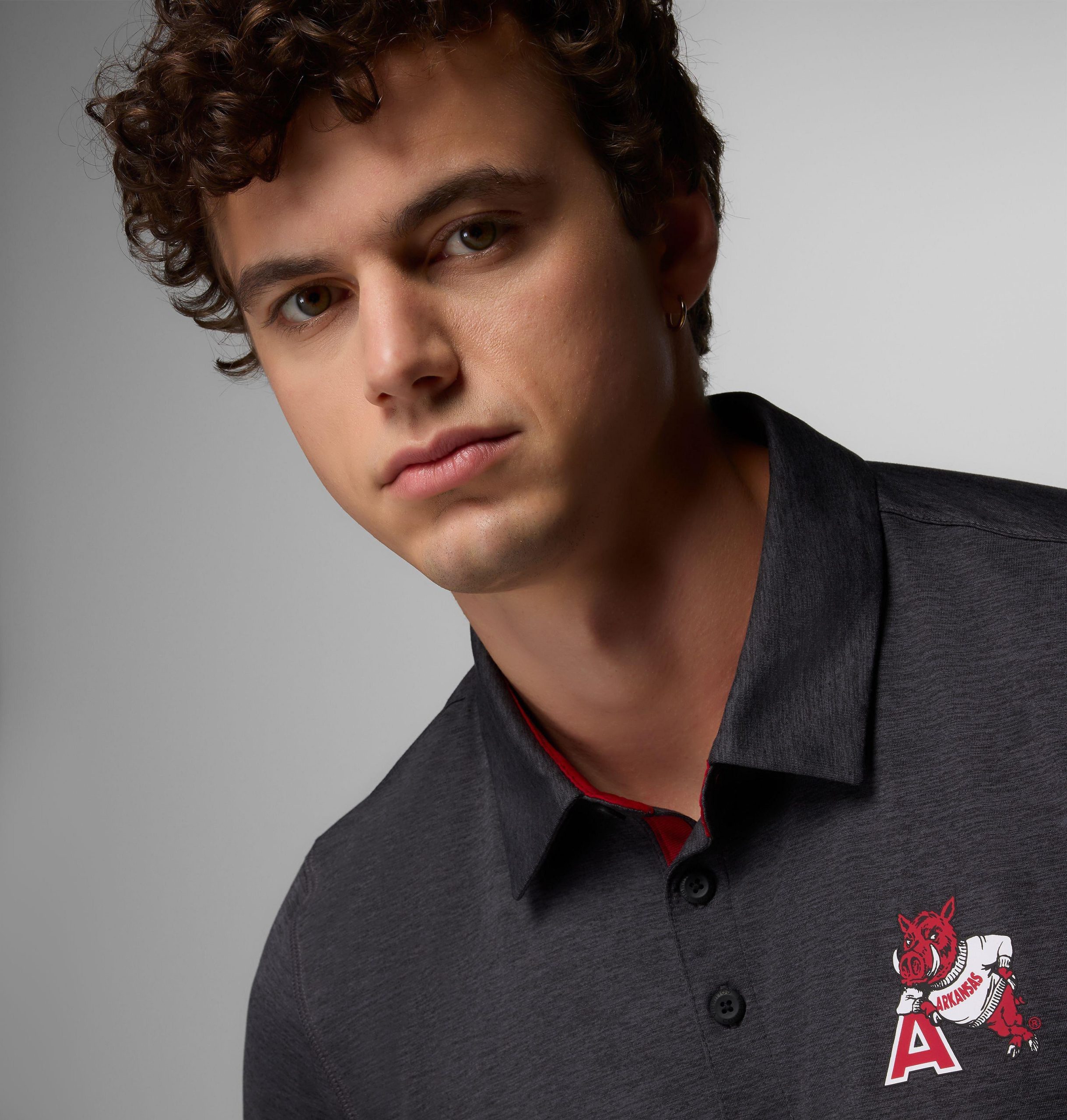 heren collegiate tech trail polo - arkansas