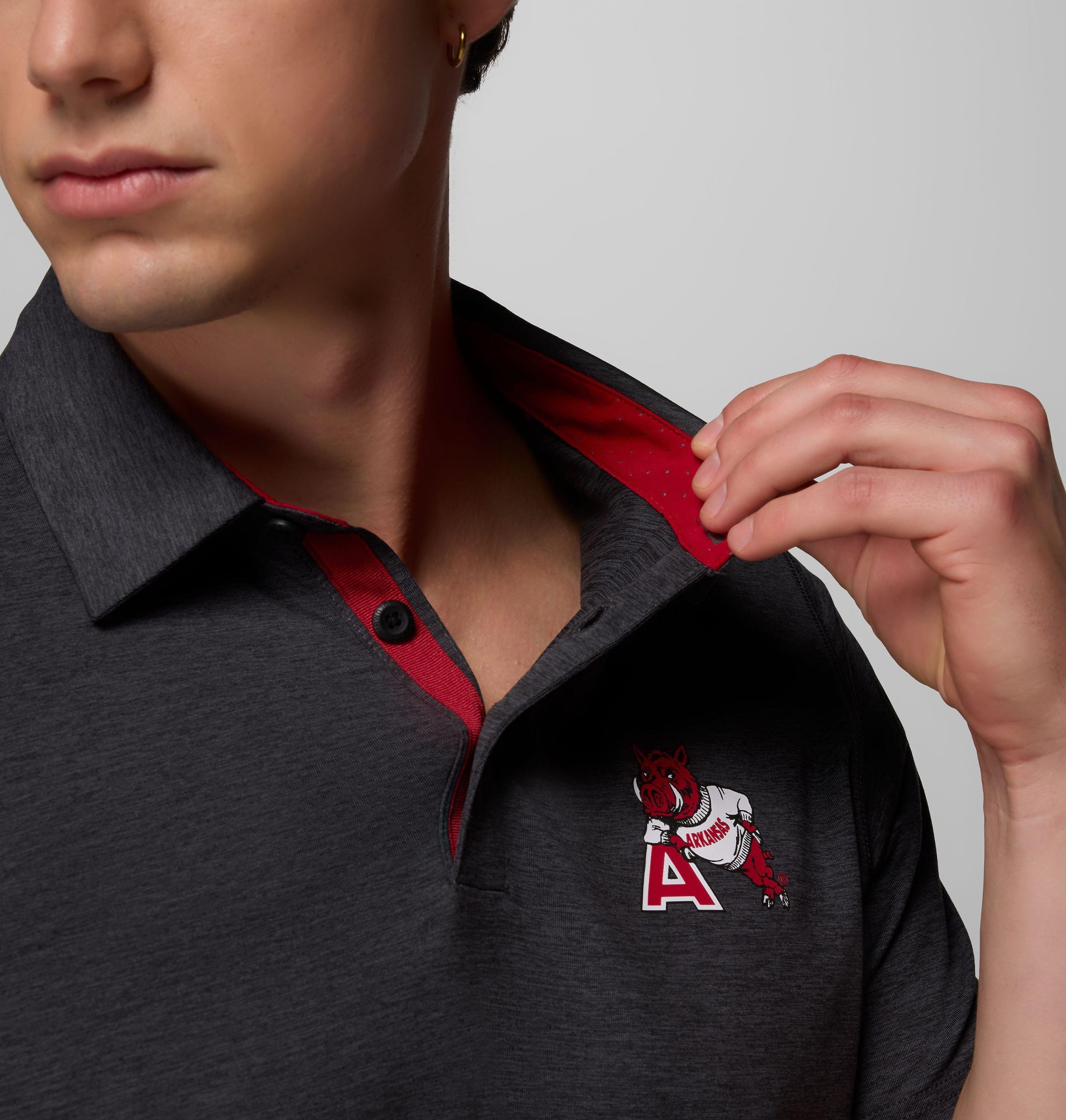 heren collegiate tech trail polo - arkansas