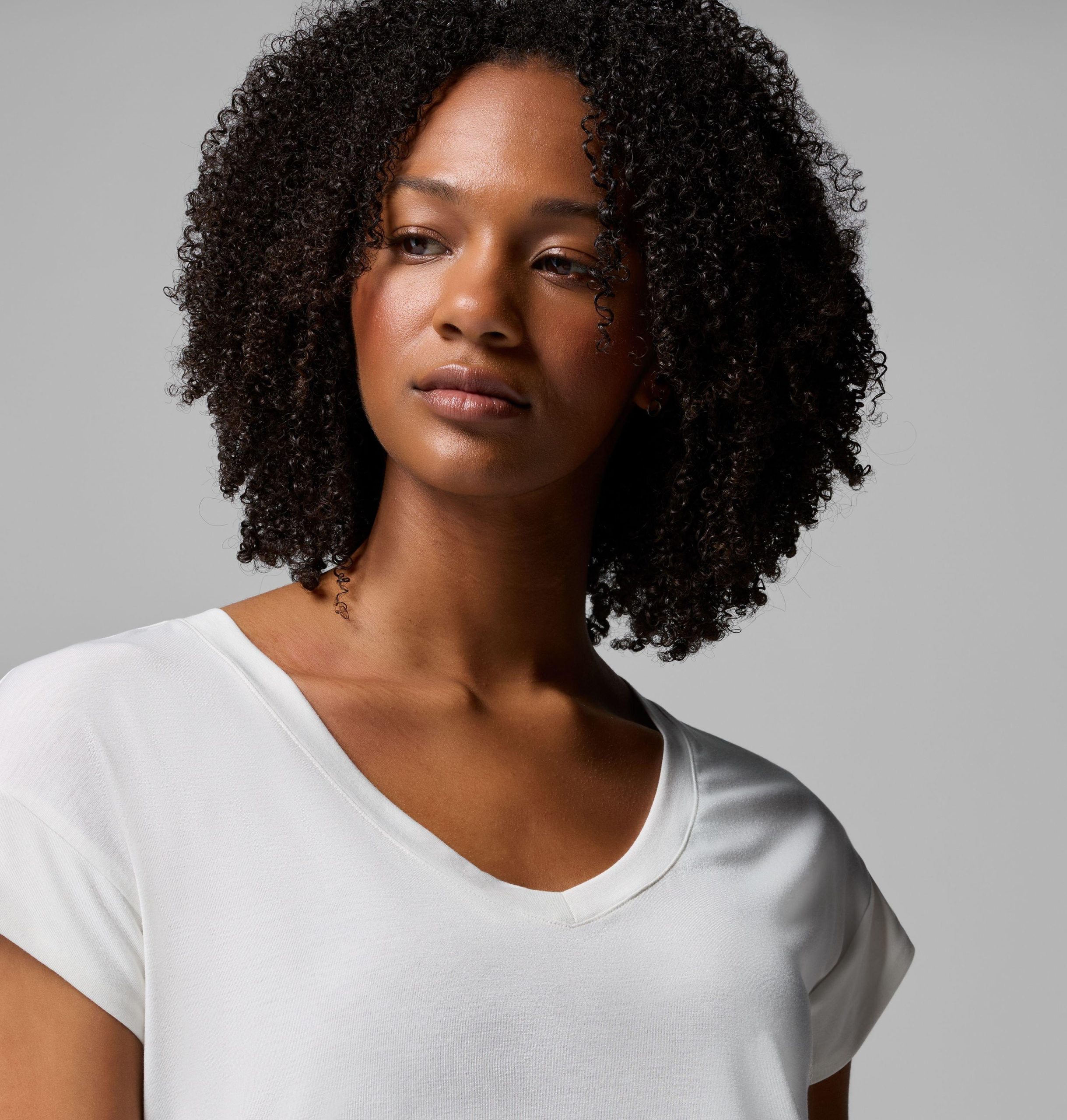 dames t-shirt met v-hals en korte mouwen van daniela falls